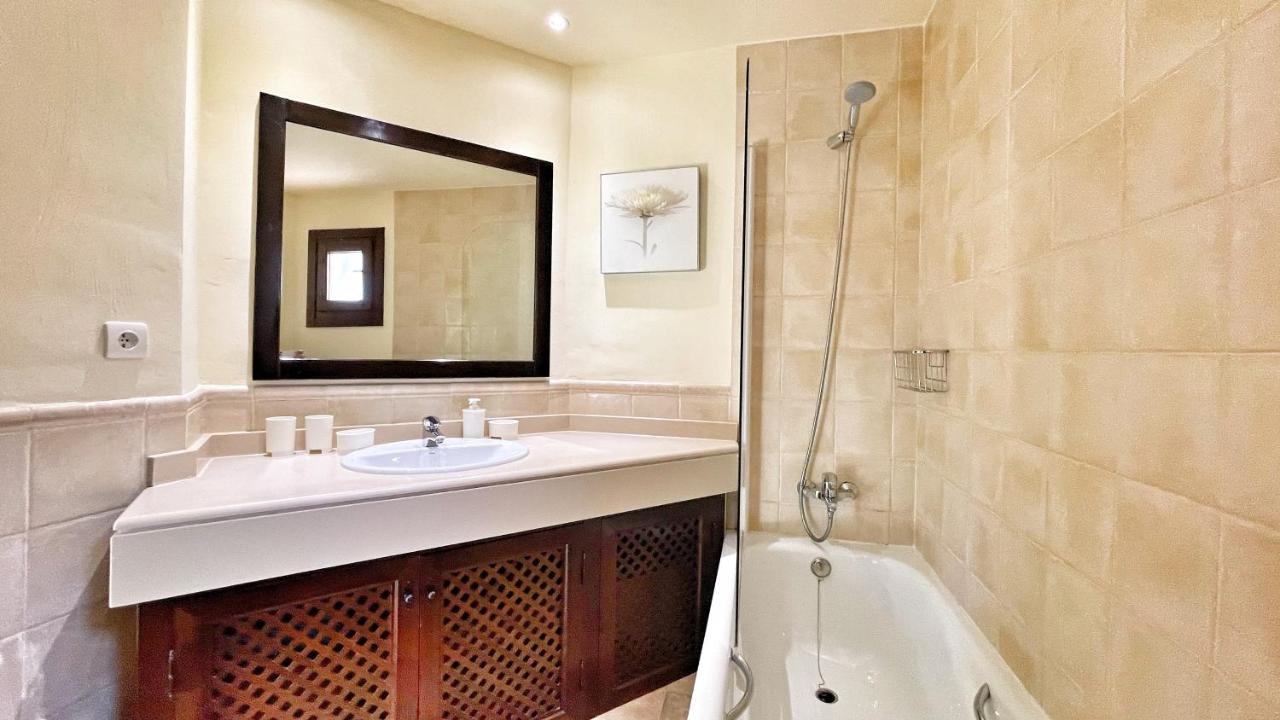 Hl 020 Luxury 3 Bedroom , High Standard Villa *